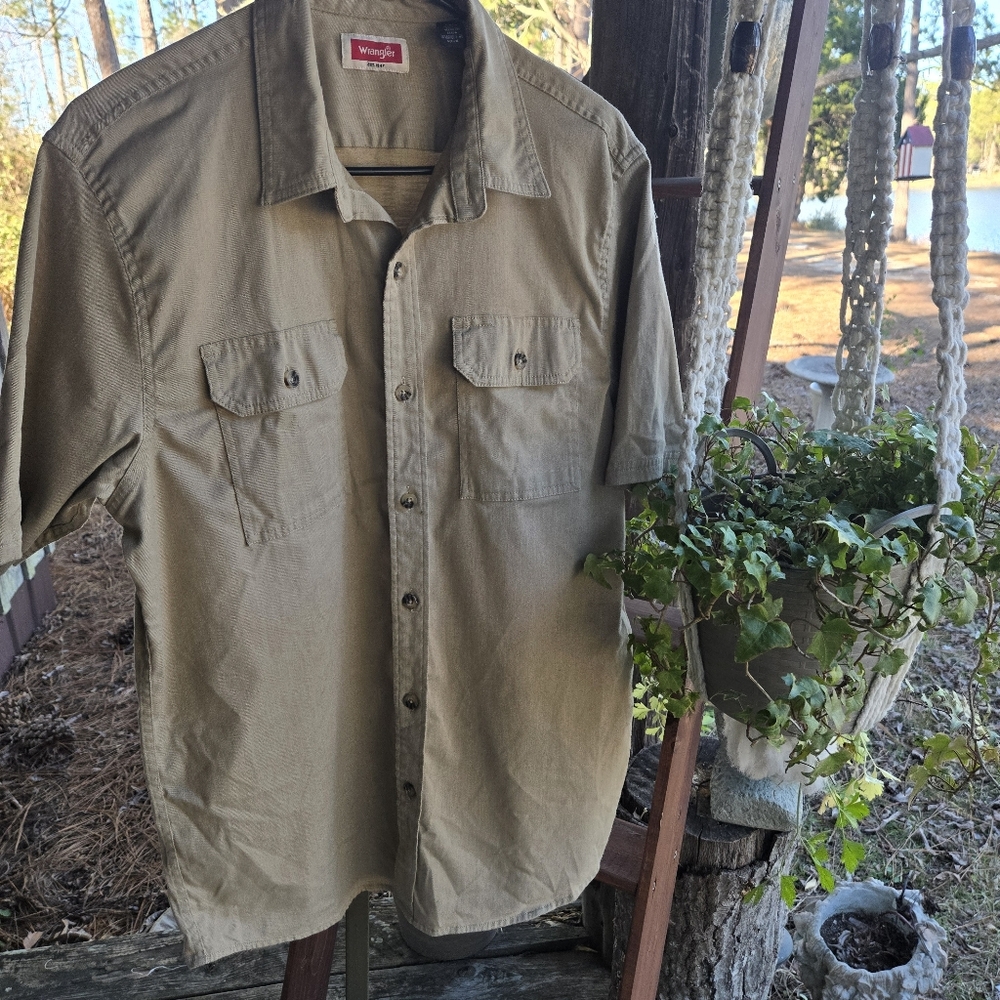 Wrangler Tan Short Sleeve Button Front Casual Shirt Size Medium - Picture 1 of 11